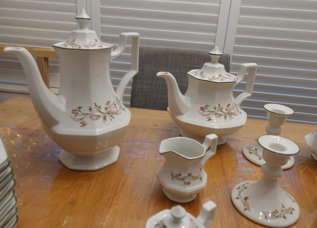 Johnson Brothers Eternal Beau vintage servies bloem + strik, Huis en Inrichting, Keuken | Servies, Ophalen of Verzenden, Zo goed als nieuw