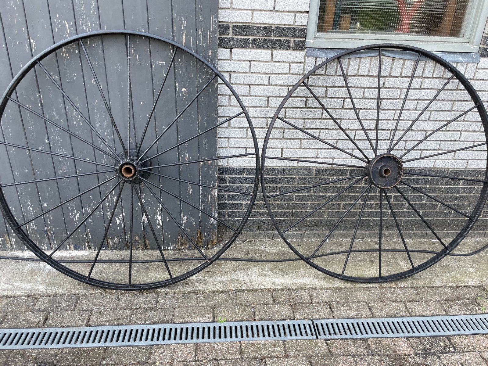 Grote decoratief ijzeren wielen- 138 cm diameter, Ophalen