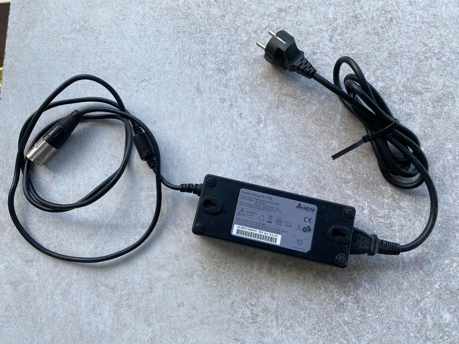 Acculader e-bike, 36V, 4-pins, Fietsen en Brommers, Fietsaccessoires | Fietsaccu's, Ophalen of Verzenden