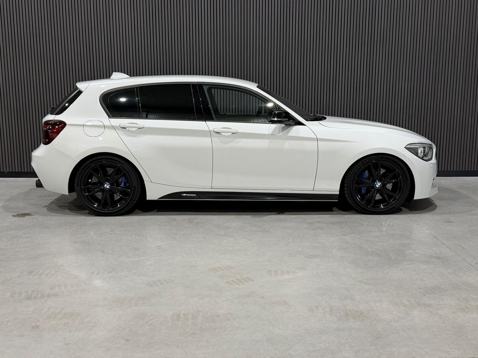 BMW 1-serie M135i xDrive Exe M Sport / H&K Audio / Xenon / N, Auto's, Gebruikt, Zwart, 320 pk, Alcantara