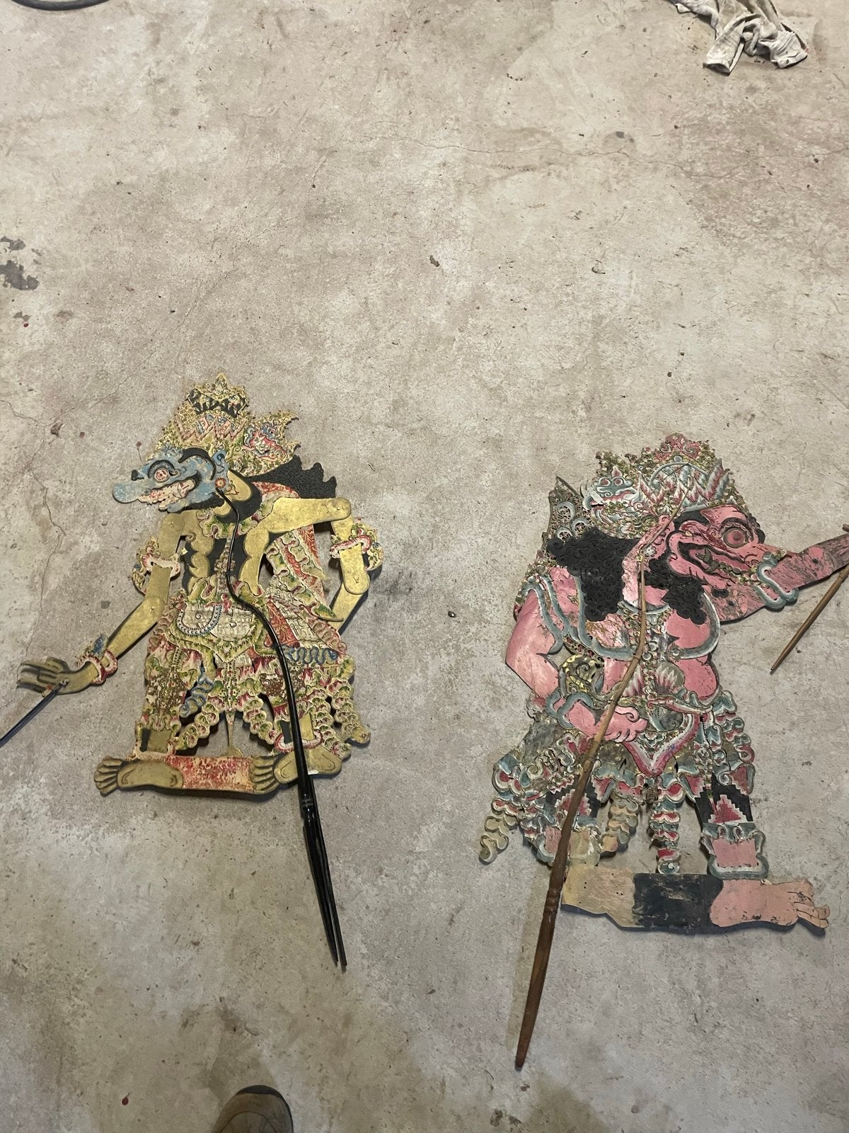 Twee oude Indonesische Wayang Kulit speelpoppen, Ophalen