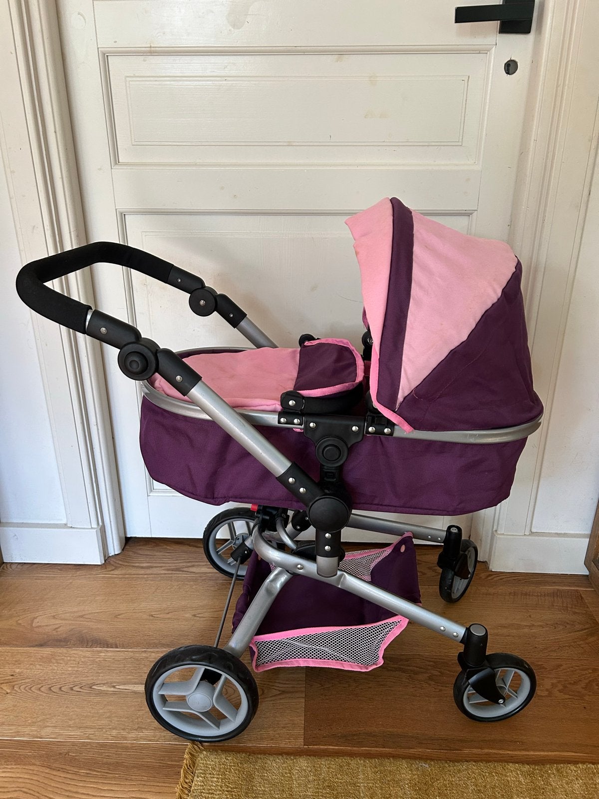 Mooie paars-roze poppenwagen, Kinderen en Baby's, Speelgoed | Poppen, Ophalen, Gebruikt, Babypop