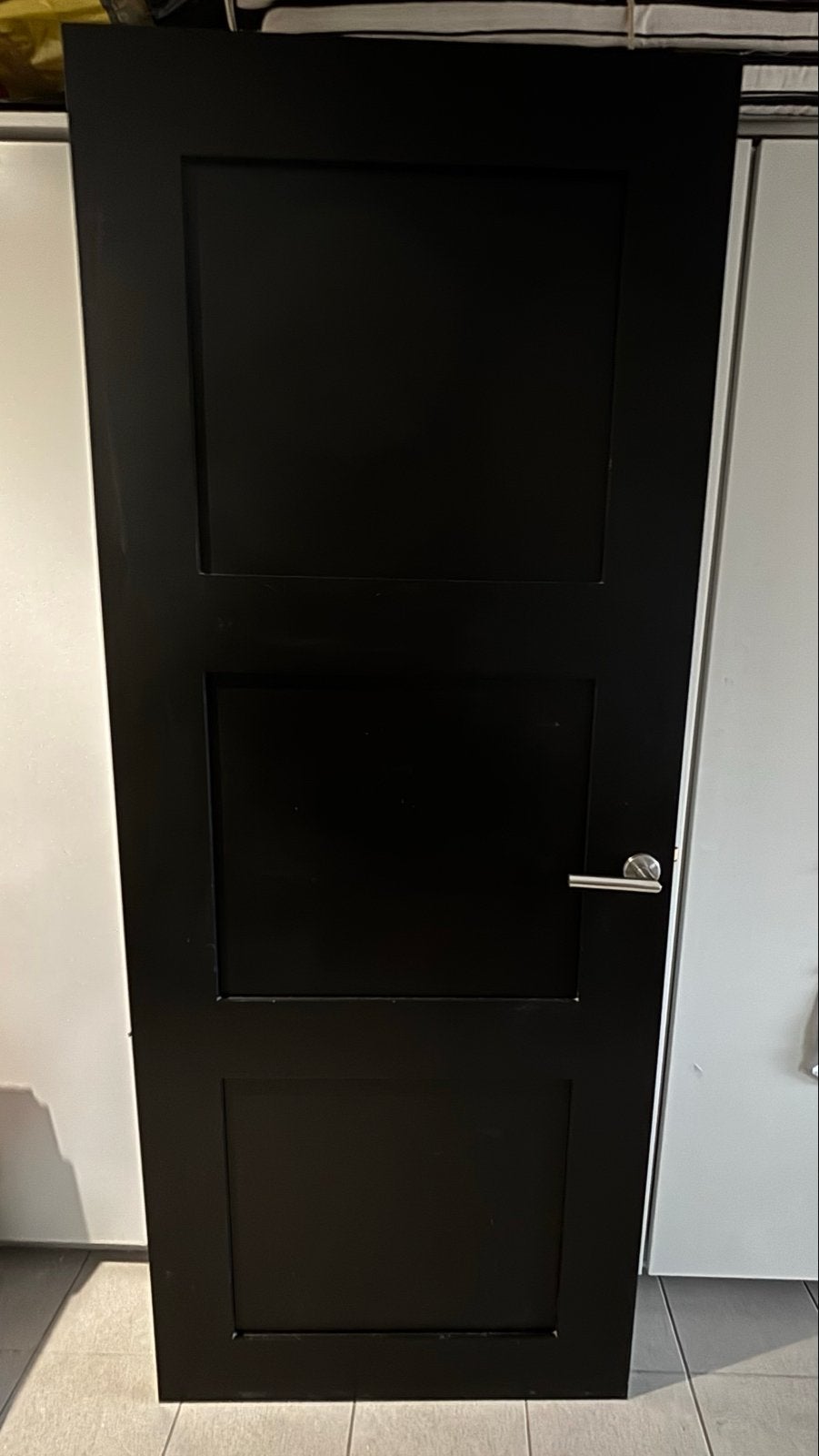 Zwarte binnendeur met panelen en deurbeslag, Ophalen, 80 tot 100 cm, Binnendeur, Zo goed als nieuw