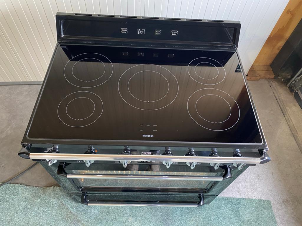 Smeg Fornuis met Inductie Kookplaat en Oven - Zwart, Bella, Hete lucht, 60 cm of meer, Zo goed als nieuw