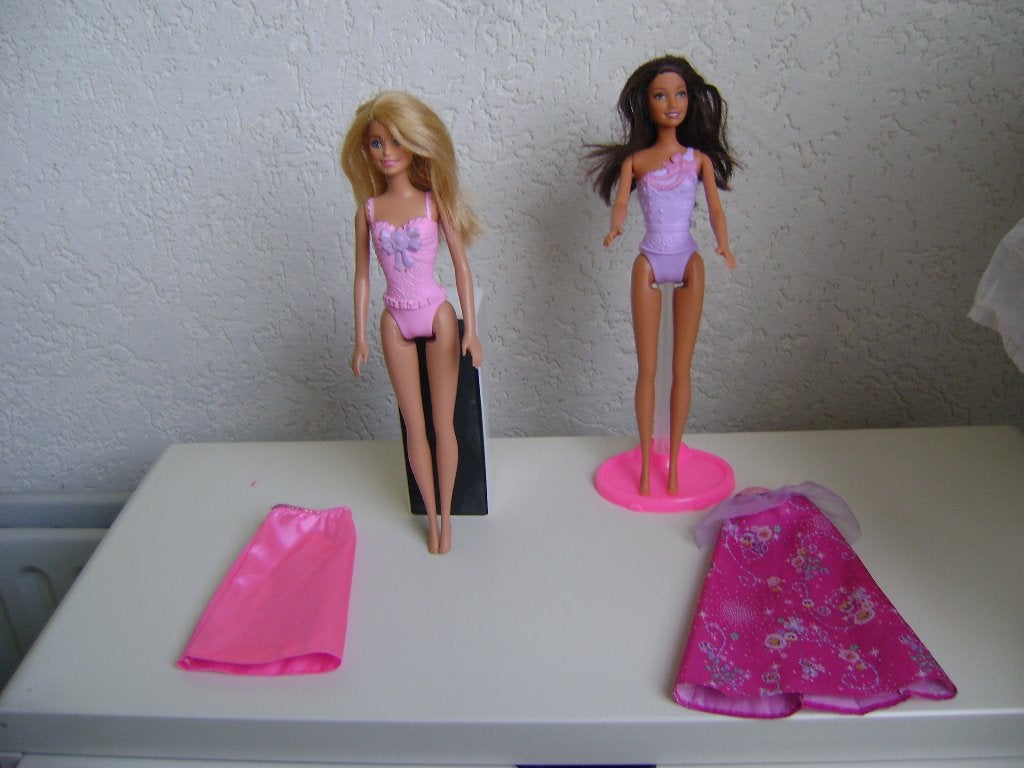 2 barbie,s van mattel uit 2015 met vast lijfje en losse rok, Kinderen en Baby's, Speelgoed | Poppen, Ophalen of Verzenden, Gebruikt