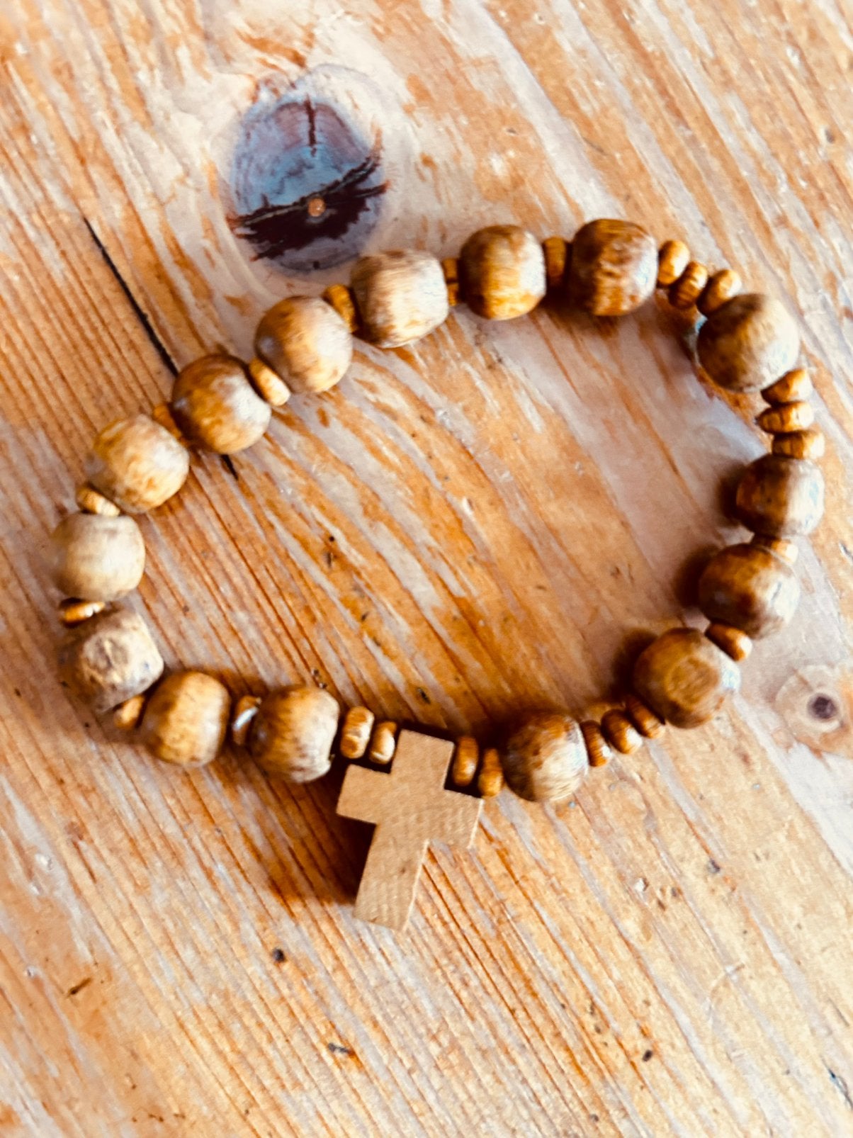 Houten armband met kruisje., Ophalen of Verzenden, Gebruikt, Bruin, Hout