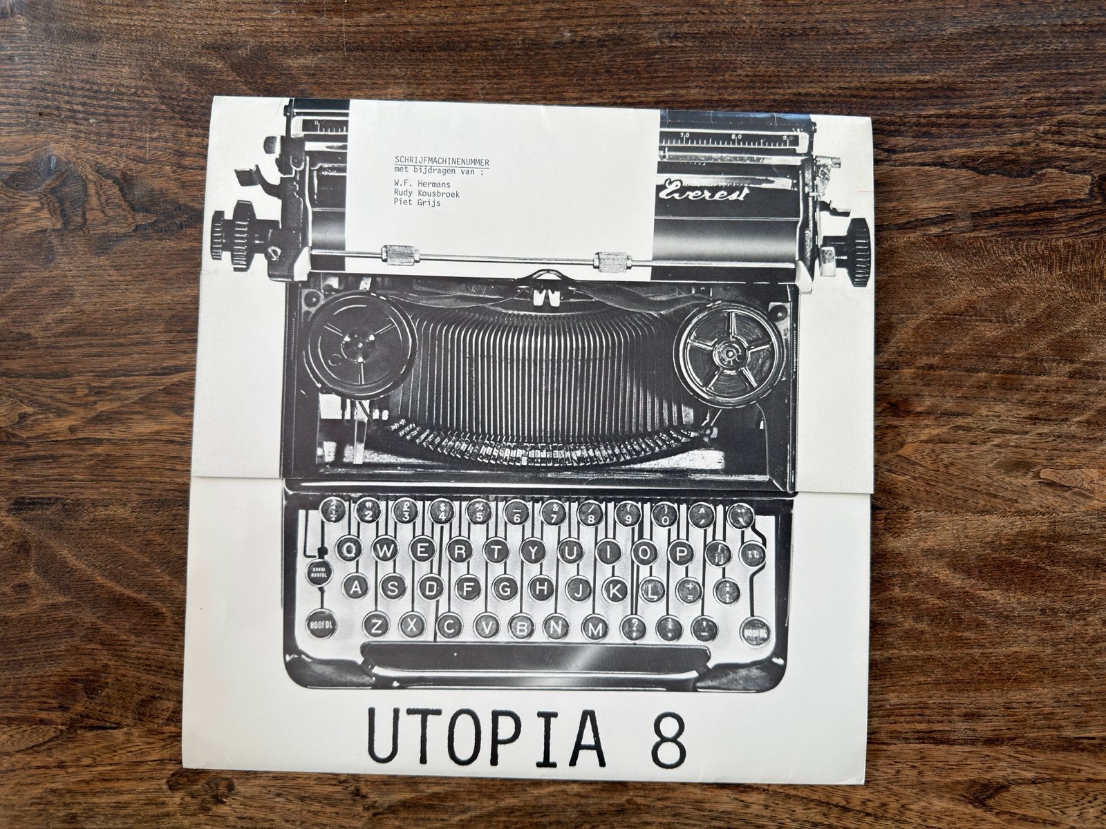 Utopia 8 - Tijdschrift uit 1977 met typemachine cover, Ophalen, Zo goed als nieuw, Nederland