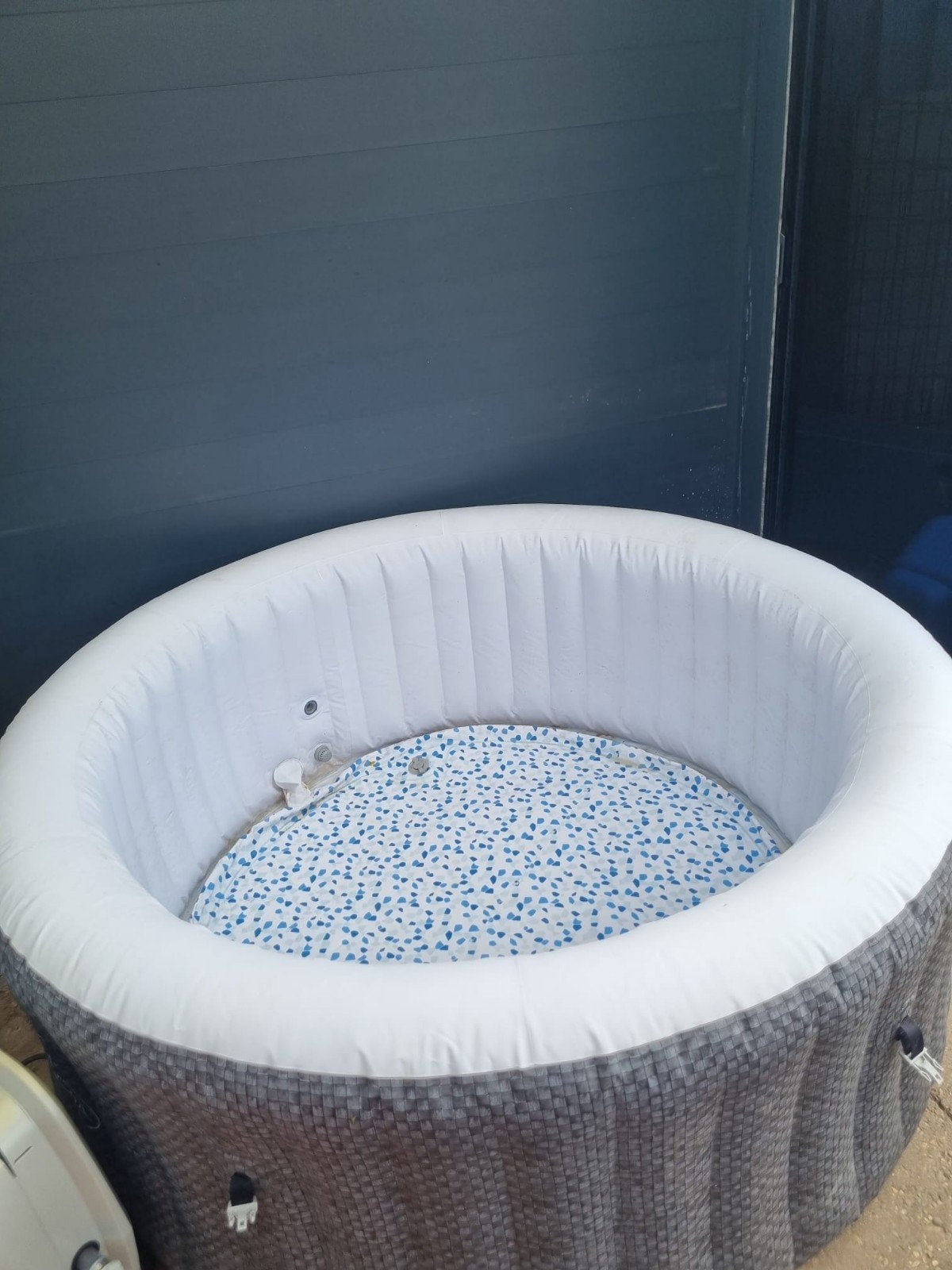 Opblaasbare jacuzzi met afdekzeil en warmtepomp, Ophalen, Zo goed als nieuw, Afdekzeil, Opblaasbaar