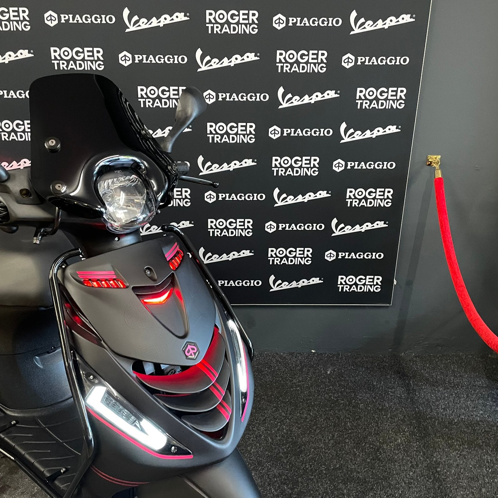 Piaggio Zip 50 Brom 4T 3V MAT BLACK X PINK 2023 BOM VOL, Ophalen, Piaggio, Maximaal 45 km/u, Piaggio Zip