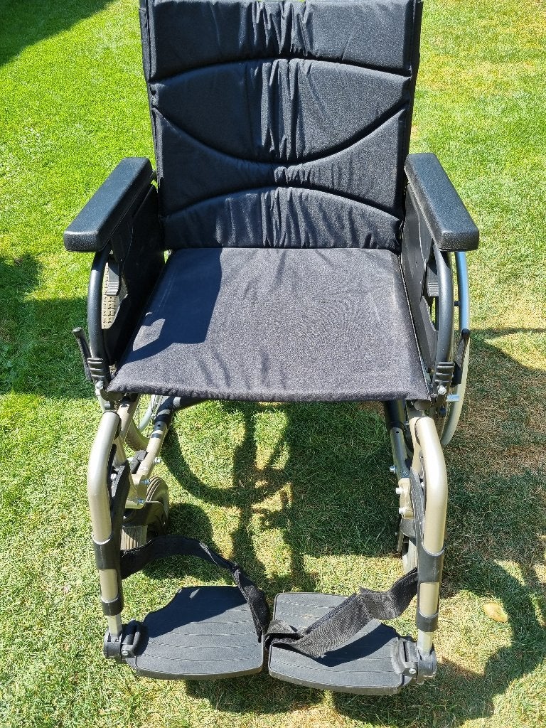 ROLSTOEL van het top merk VERMEIREN (type: v300DL)., Diversen, Rolstoelen, Ophalen, Inklapbaar, Zo goed als nieuw, Handbewogen rolstoel