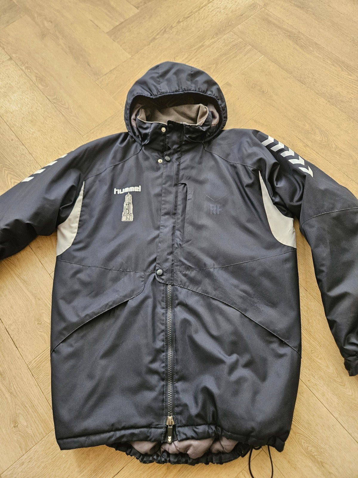 FC Utrecht Hummel jas, maat M, met gebruikssporen, Maat 48/50 (M), Zwart, Ophalen of Verzenden, Gedragen