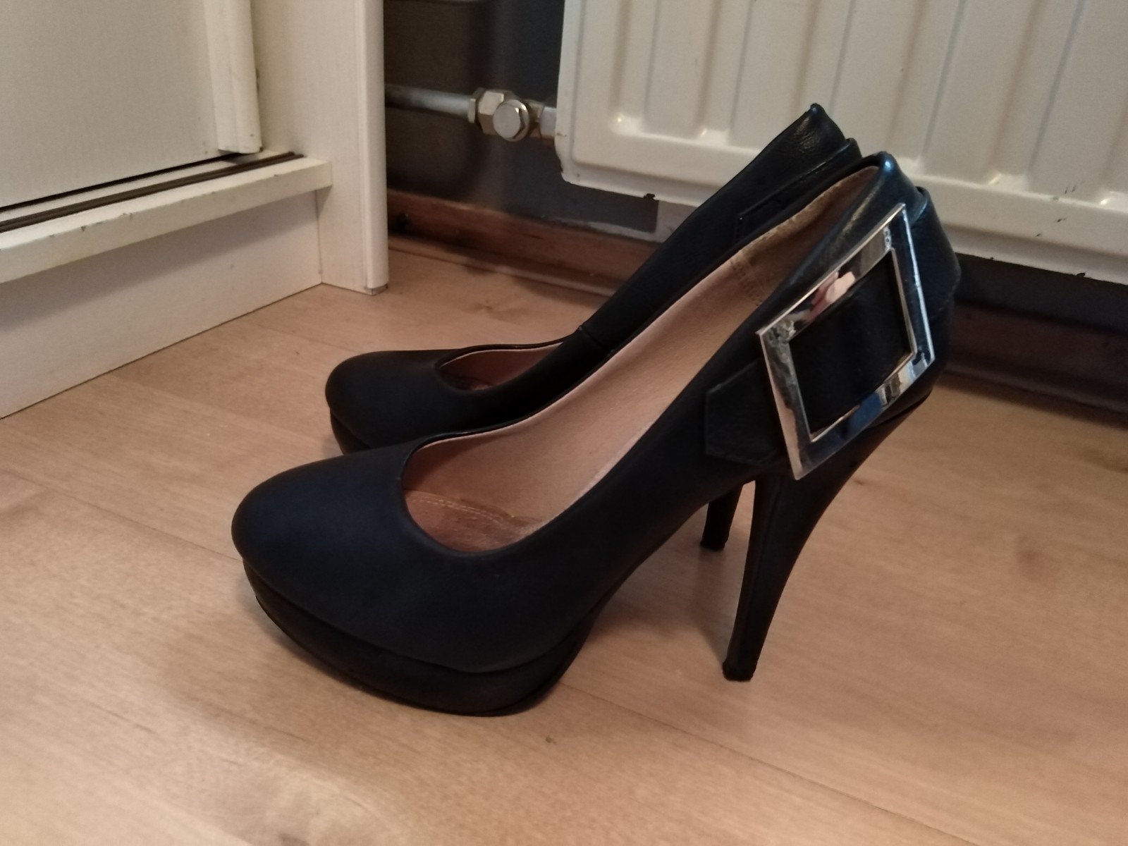 zwarte pumps met gouden gesp, Pumps, Zwart, Ophalen of Verzenden, Zo goed als nieuw