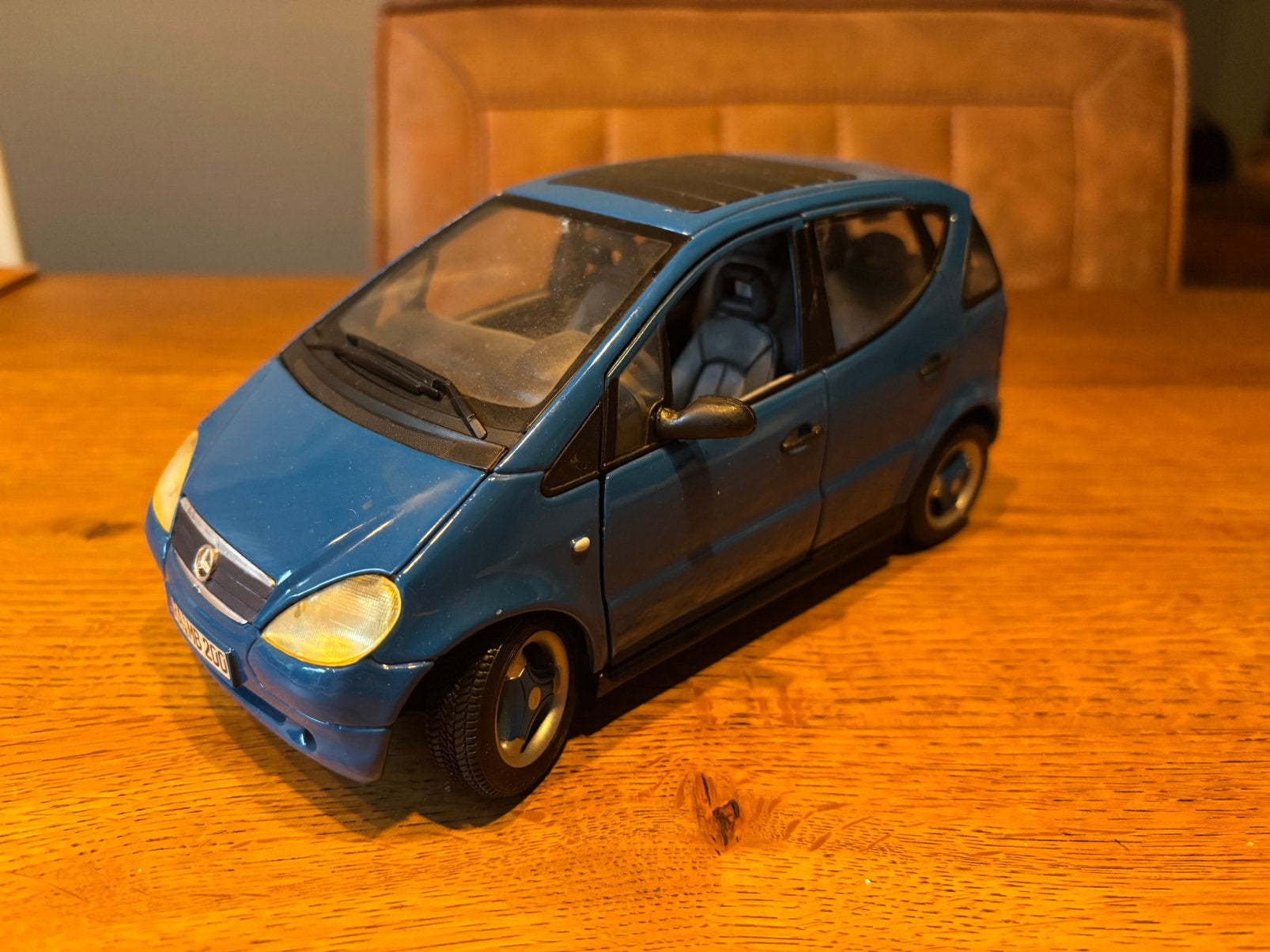 Mercedes Benz A class Maisto 1:18 blauw, Ophalen of Verzenden, Zo goed als nieuw, Maisto