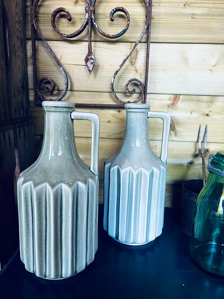 Groene vaas met handvat grijsgroen decoratie siervaas, Ophalen, Aardewerk of Porselein, Zo goed als nieuw, Minder dan 50 cm