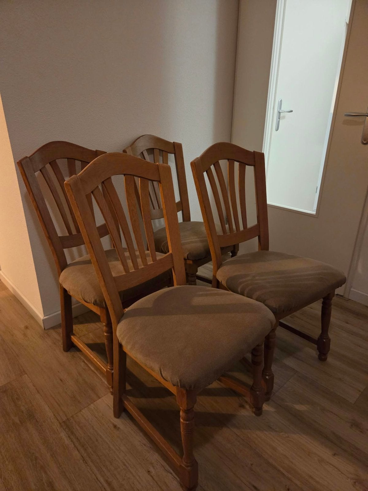 Gratis 4 eiken eetkamerstoelen, Antiek en Kunst, Ophalen