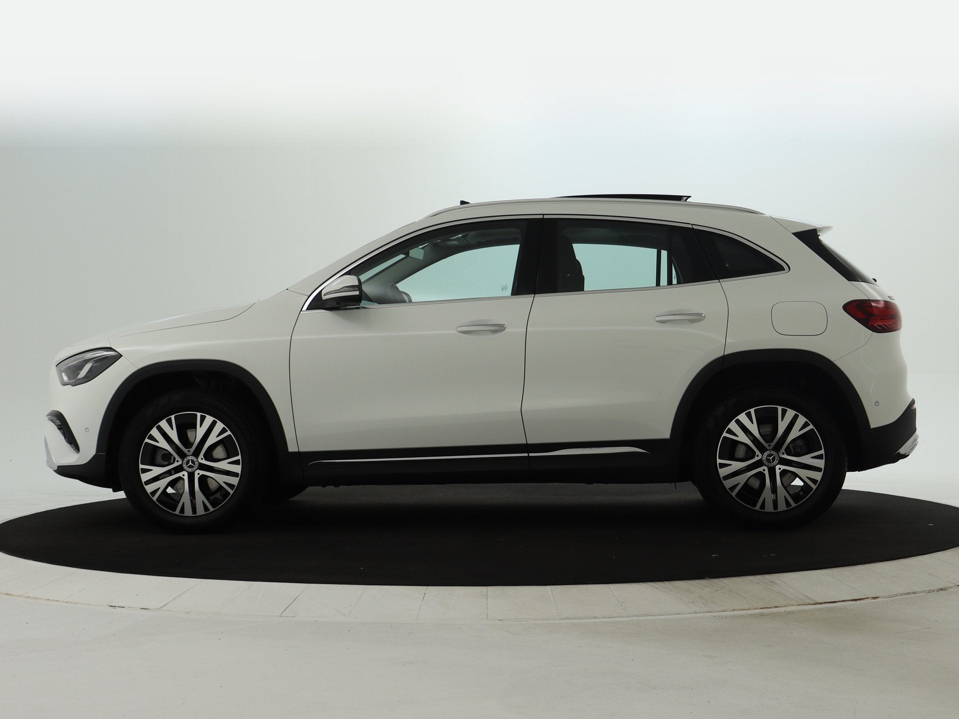 Mercedes-Benz GLA 250 e Plug-In Hybride | Panoramadak | 360, 12 maanden, 4 cilinders, 15 kWh, Leder en Stof