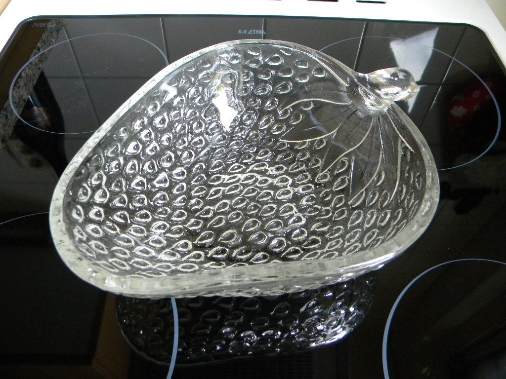 SCHAAL GLAS VORM HALVE AARDBEI MOOI GESLEPEN, Huis en Inrichting, Ophalen of Verzenden, Overige stijlen, Aardewerk, Schaal of Schalen