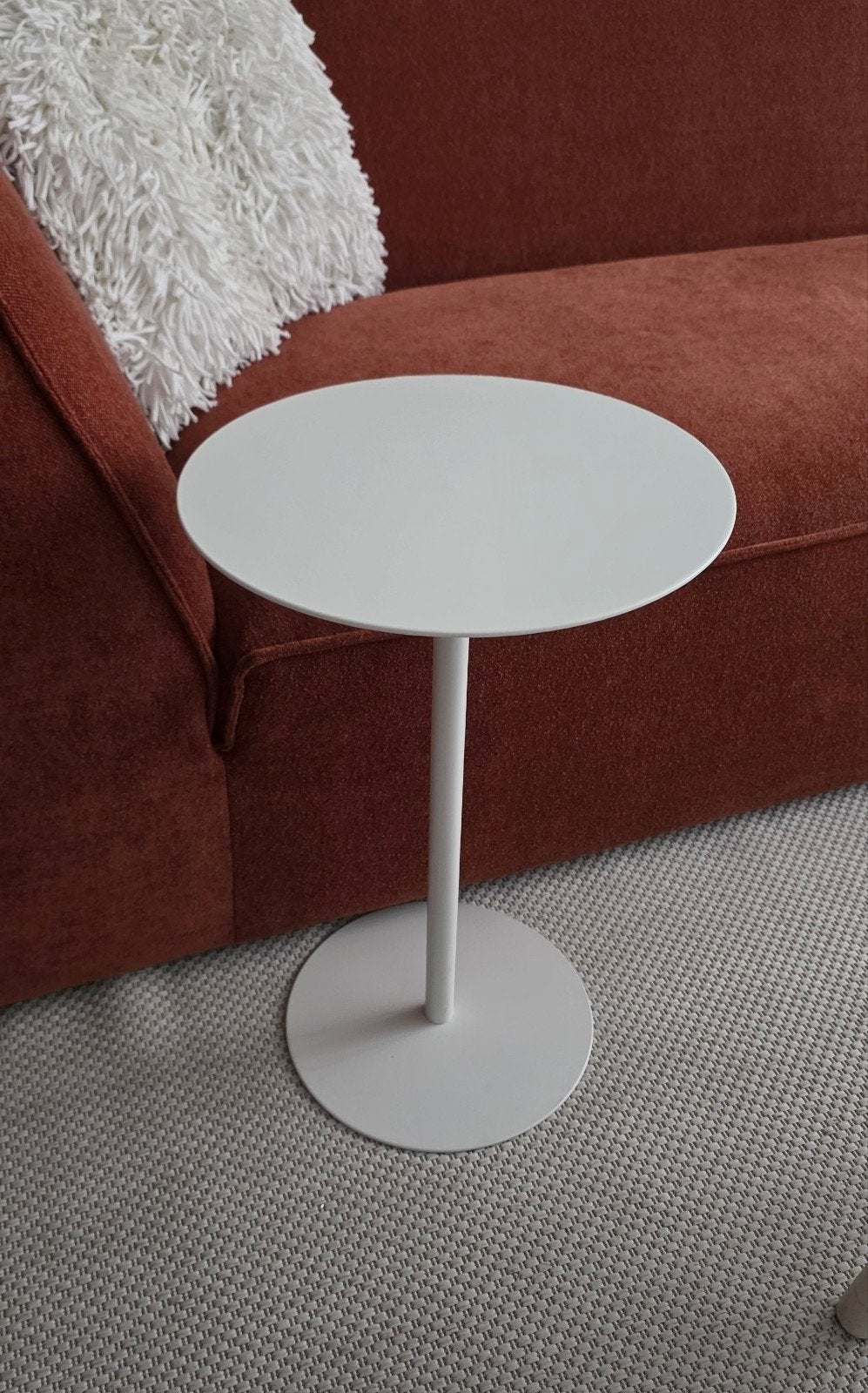 Gaaf wit bijzettafeltje op 1 poot, Minder dan 55 cm, Metaal of Aluminium, Rond, Zo goed als nieuw
