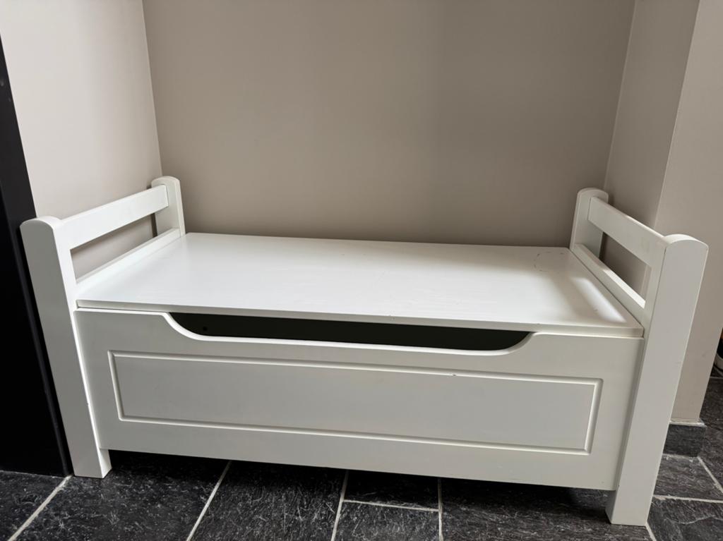 Witte speelgoedkist/bankje met opbergruimte, Huis en Inrichting, Woonaccessoires | Kisten, Ophalen, Gebruikt, Minder dan 50 cm