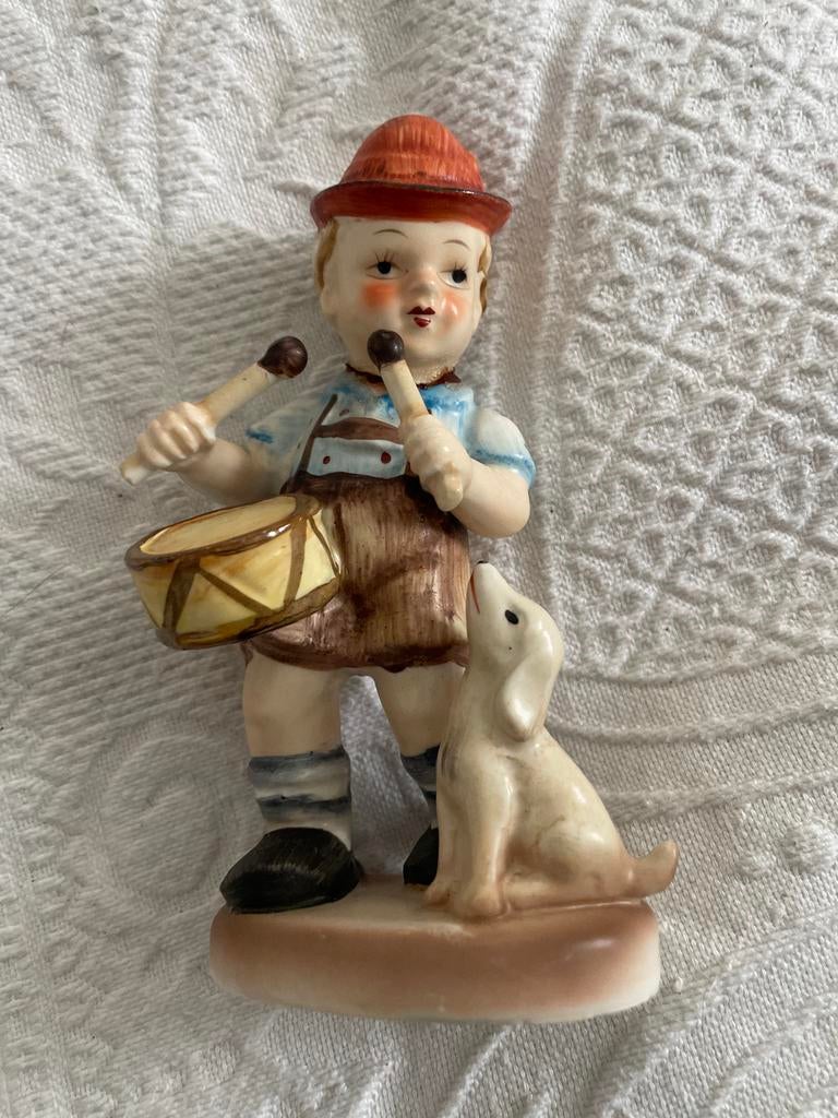 Vintage beeldje: Jongen met trommel en hond, Ophalen of Verzenden, Gebruikt, Hummel