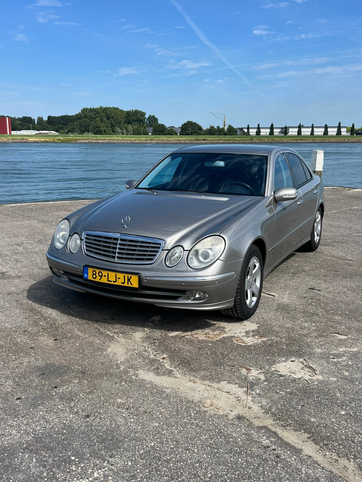 Mercedes-Benz E-Klasse 2.6 E240 Sedan AUT 2003 Grijs, Auto's, Automaat, Achterwielaandrijving, 2597 cc, 1505 kg