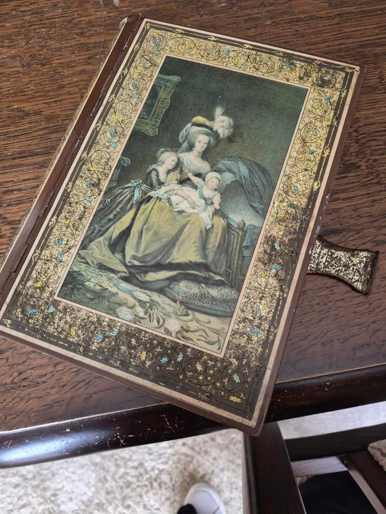 Marie Antoinette houder met boek, Ophalen of Verzenden