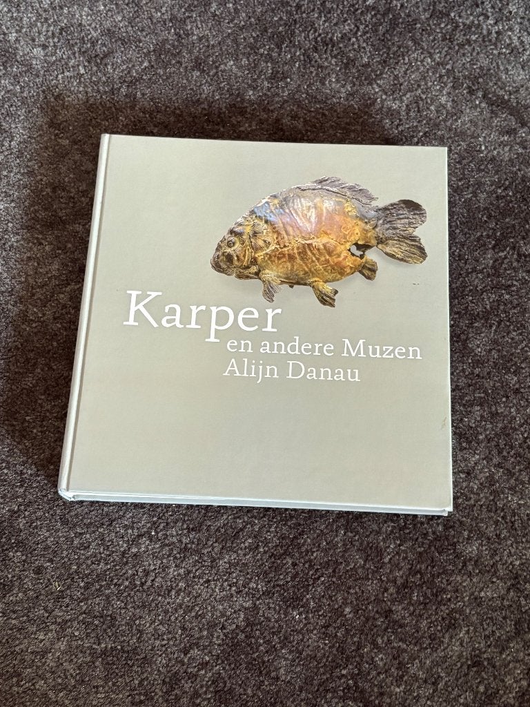 Karper en andere Muzen - Alijn Danau, Ophalen of Verzenden, Zo goed als nieuw, Overige typen
