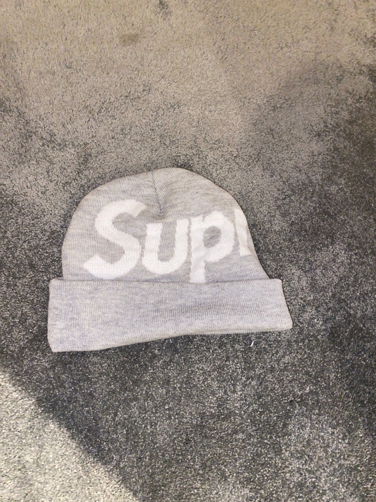 Supreme Beanie Muts - Grijs met Wit Logo, Kleding | Heren, Ophalen of Verzenden, Zo goed als nieuw, One size fits all, Hoed
