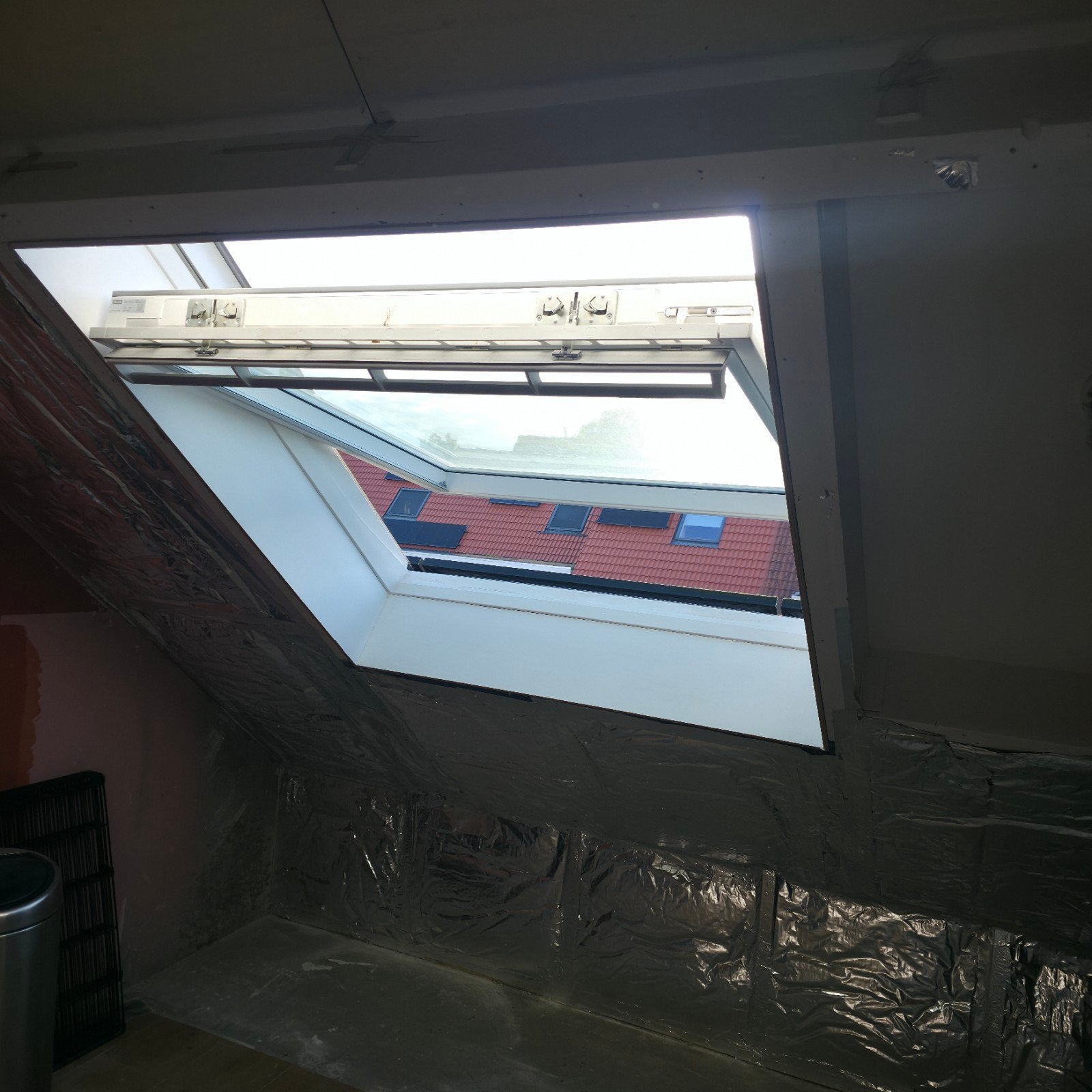 kunstof Velux Dakraam GGU UK08 met verduisterend rolgordijn, Ophalen, Gebruikt, 120 tot 160 cm, Dubbelglas