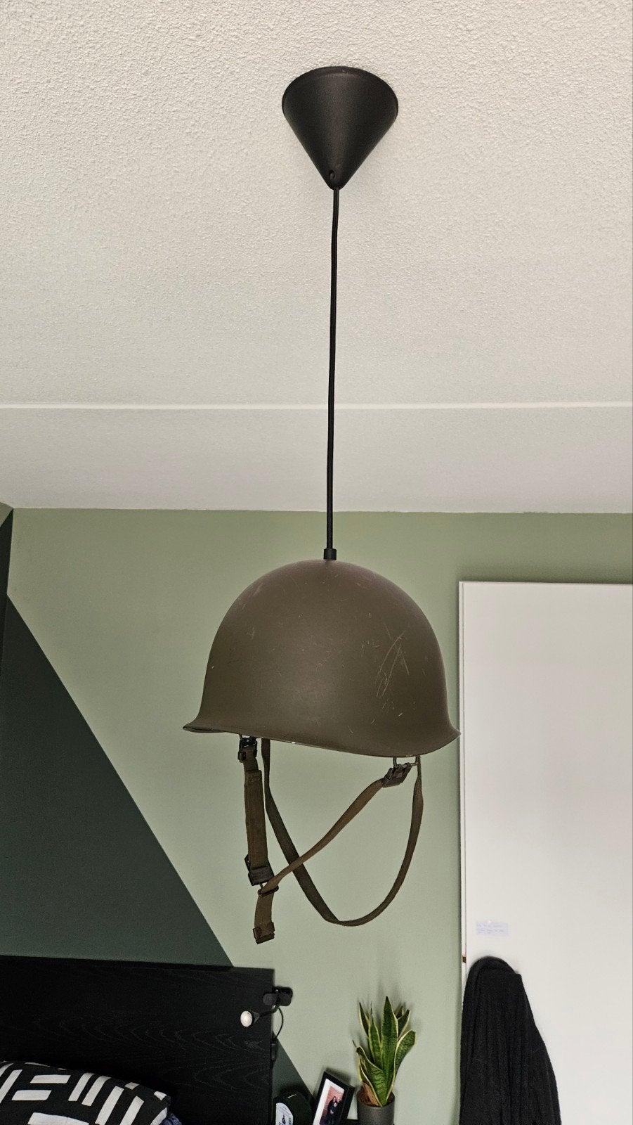Unieke hanglamp van legerhelm - Stoer en industrieel, Ophalen of Verzenden, Zo goed als nieuw, Metaal, Industrieel, Vintage, Militair