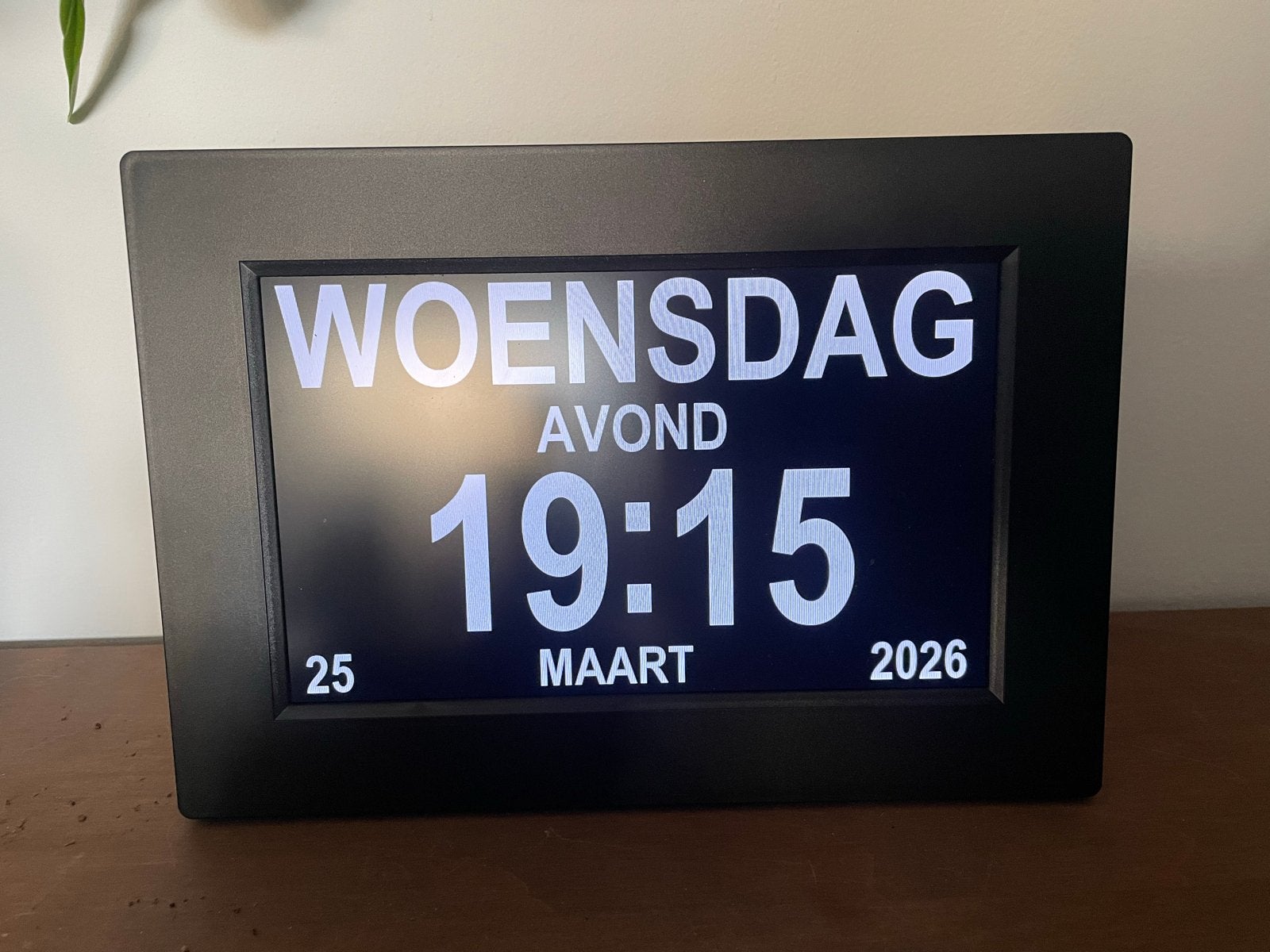 Digitale kalenderklok met dag, tijd, datum en foto’s, Ophalen of Verzenden, Zo goed als nieuw, Digitaal, Wekker of Tafelklok