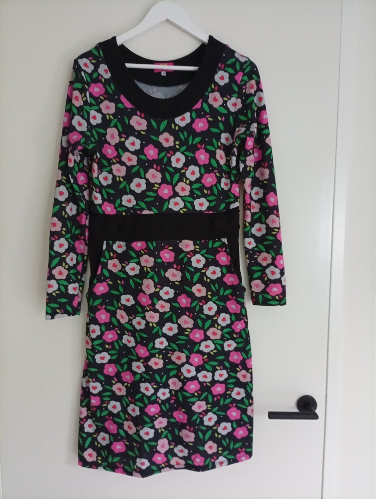 Tantilly jurk zwart met bloemetjes maat M, Maat 38/40 (M), Zwart, Ophalen of Verzenden, Knielengte