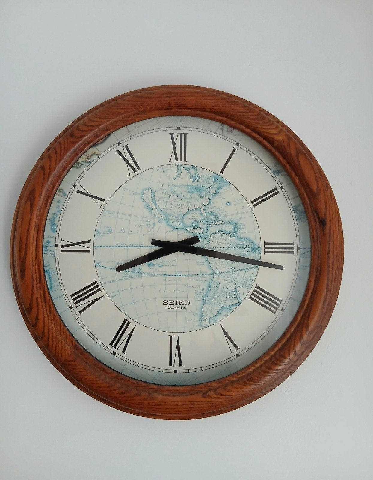 Seiko wandklok wereld - eiken lijst - 43 cm, Huis en Inrichting, Woonaccessoires | Klokken, Ophalen, Wandklok