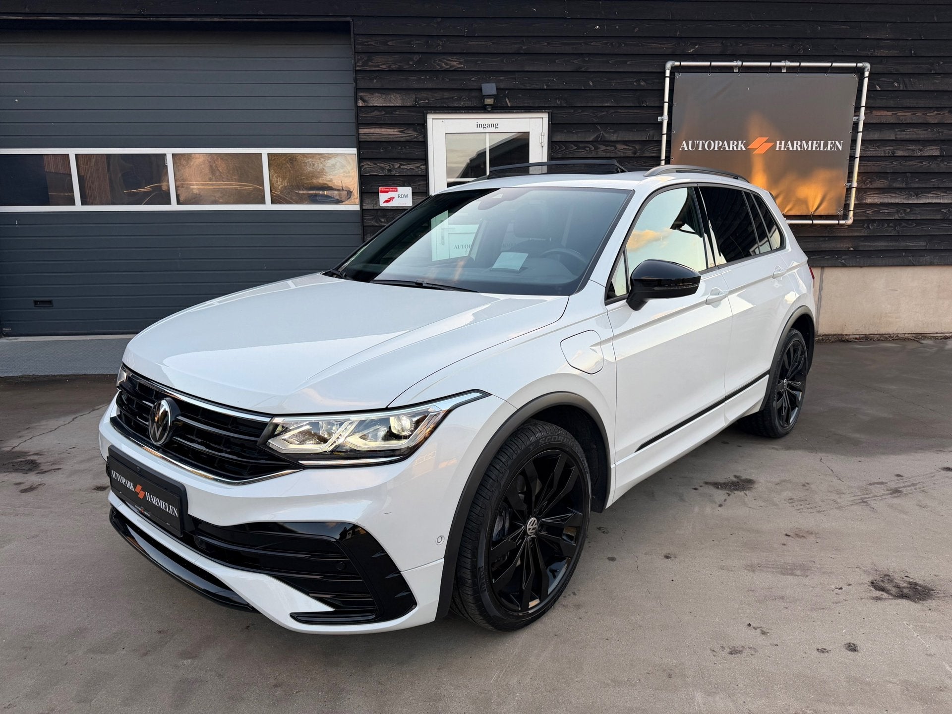 Volkswagen TIGUAN 1.4 TSI eHybrid 3x R-Line Pano Blackstyle, Auto's, 4 cilinders, 150 pk, Wit, Hybride Elektrisch/Benzine