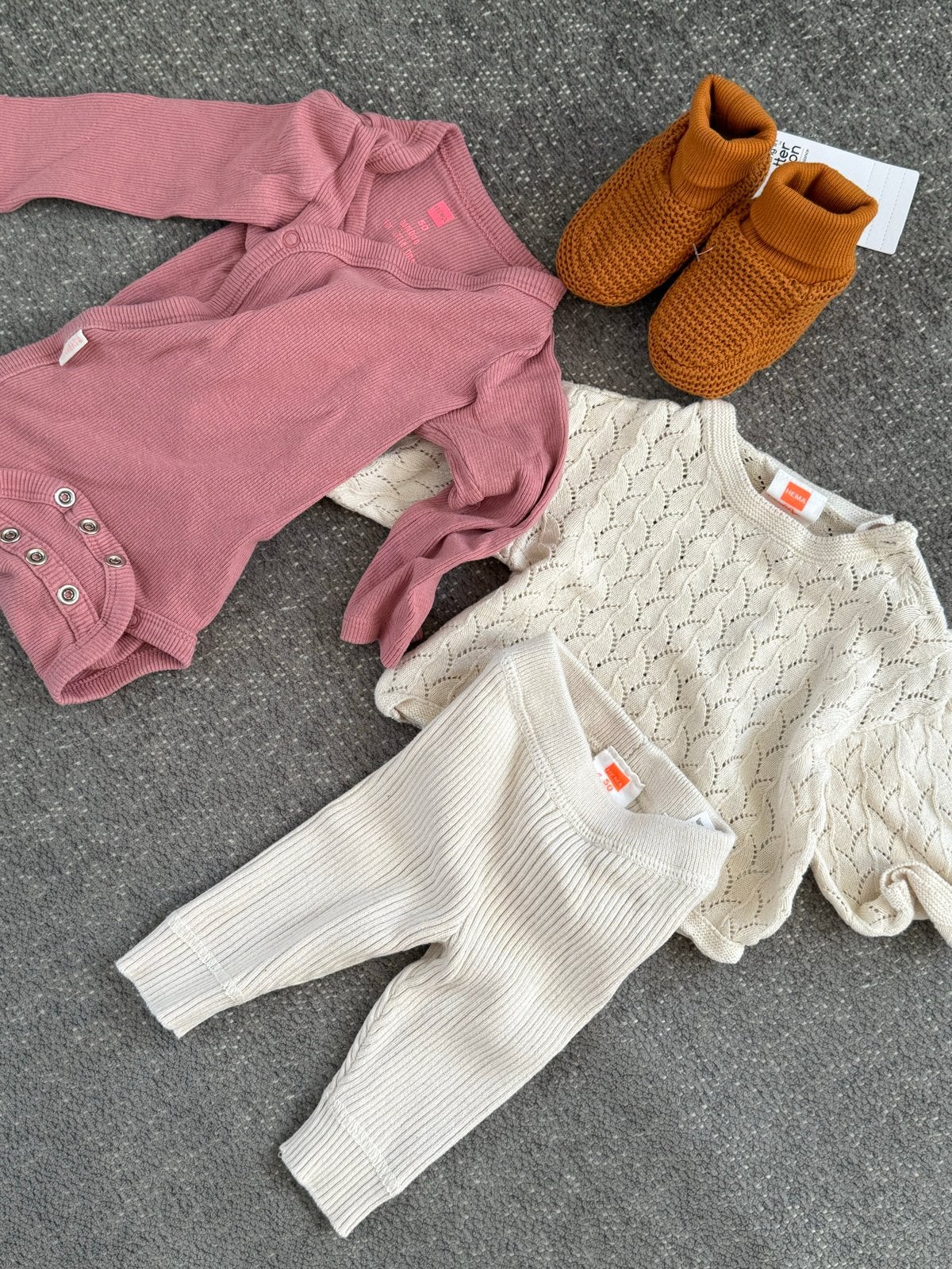 Babykleding: romper, trui, broekje en slofjes, Ophalen, Zo goed als nieuw, Meisje