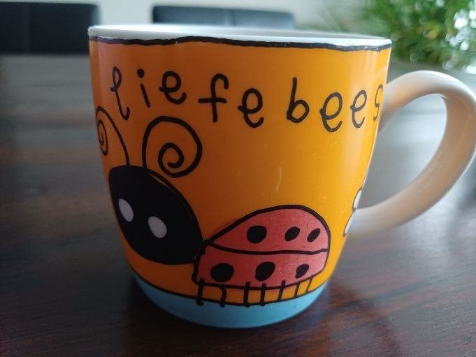 Mok Babette Harms Douwe Egberts Liefebees, Gebruikt, Ophalen of Verzenden, Overige stijlen, Kop(pen) en/of Schotel(s)