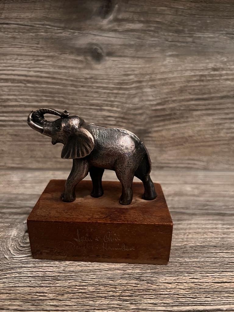 Metalen olifant of zeehond op WNF standaard, Ophalen of Verzenden, Zo goed als nieuw, Wild dier, Beeldje of Figuurtje