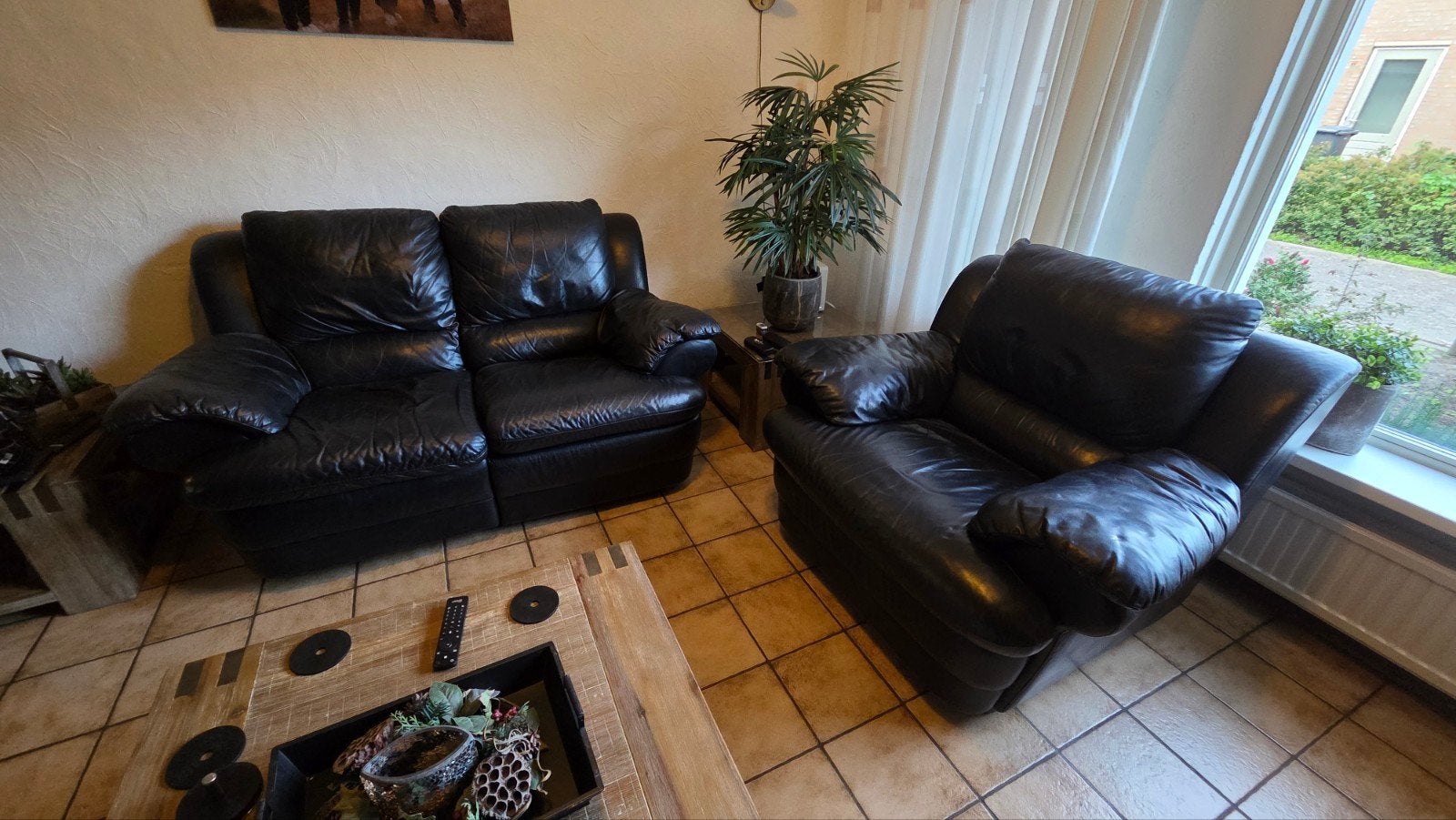 Zwarte leren bankstel met fauteuil en relaxfunctie, Ophalen, Gebruikt, 150 tot 200 cm, Modern comfort