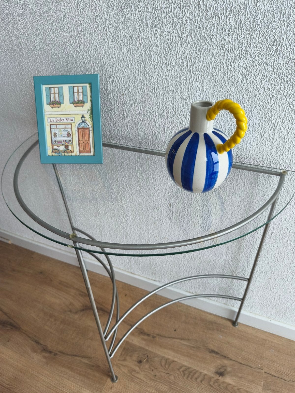 Halfronde sidetable met glazen blad., Ophalen of Verzenden, Rechthoekig, 75 cm of meer, 60 cm of meer