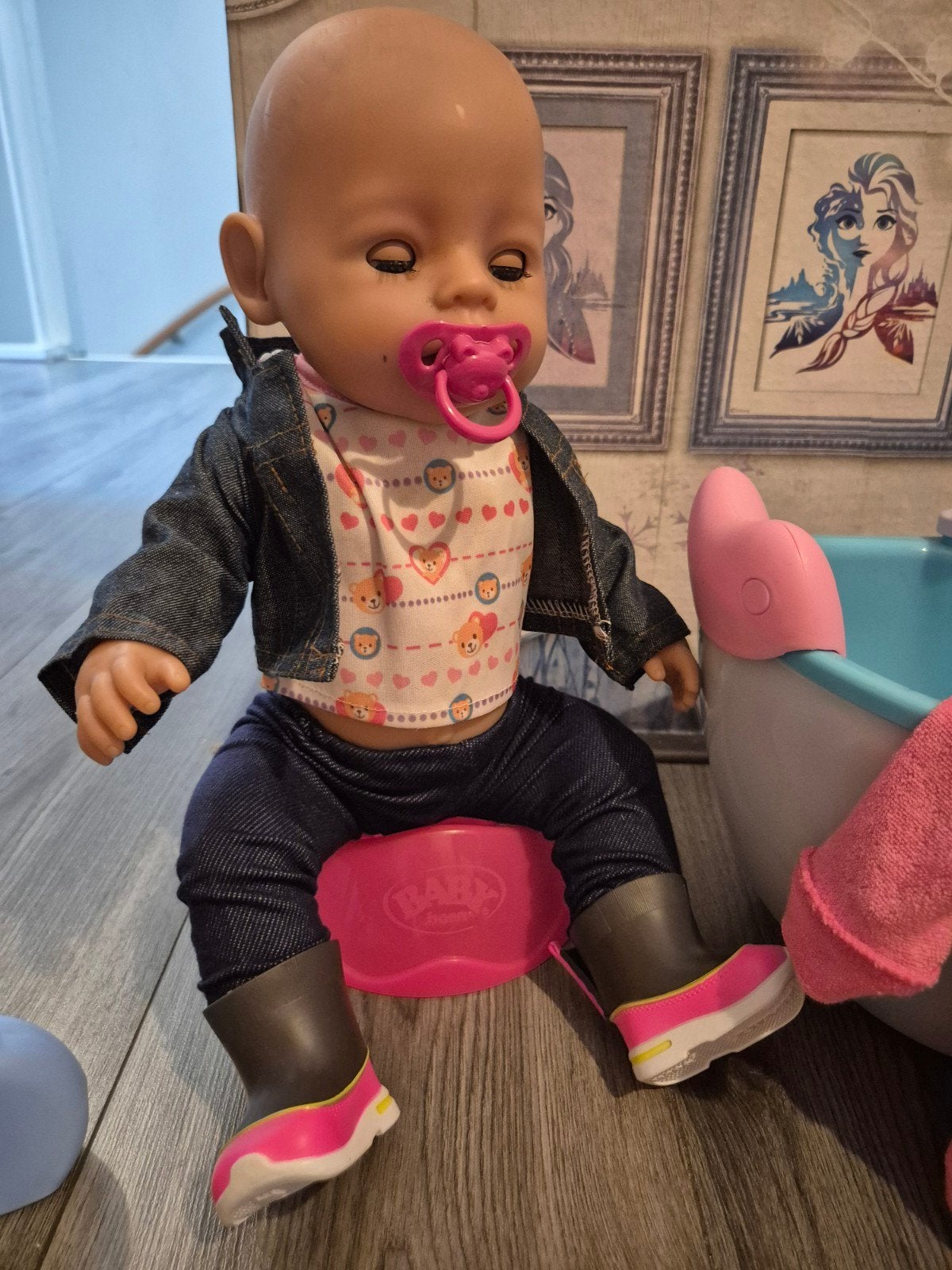 Baby Born Magic Girl 43 cm met badje en tafelstoel, Kinderen en Baby's, Speelgoed | Poppen, Ophalen, Zo goed als nieuw, Babypop