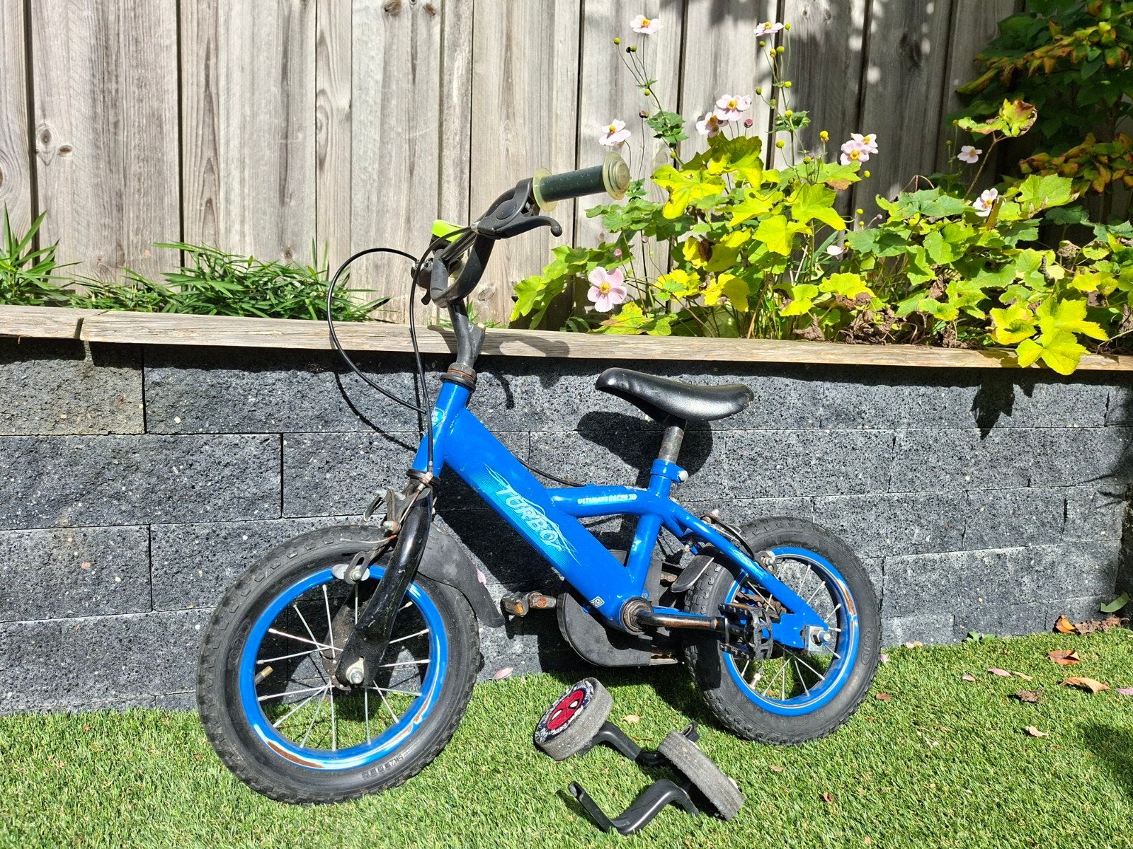 Blauwe kinderfiets 12 inch Turbo met zijwieltjes, Fietsen en Brommers, Ophalen, Zijwieltjes, Gebruikt, Velgrem