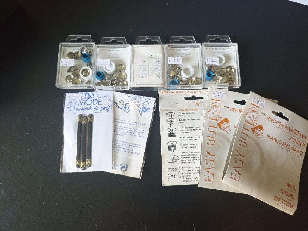Pakket twv €29, stofknopen, lussen, aanzetten zonder naald, Ophalen of Verzenden, Nieuw, Knoop of Knopen