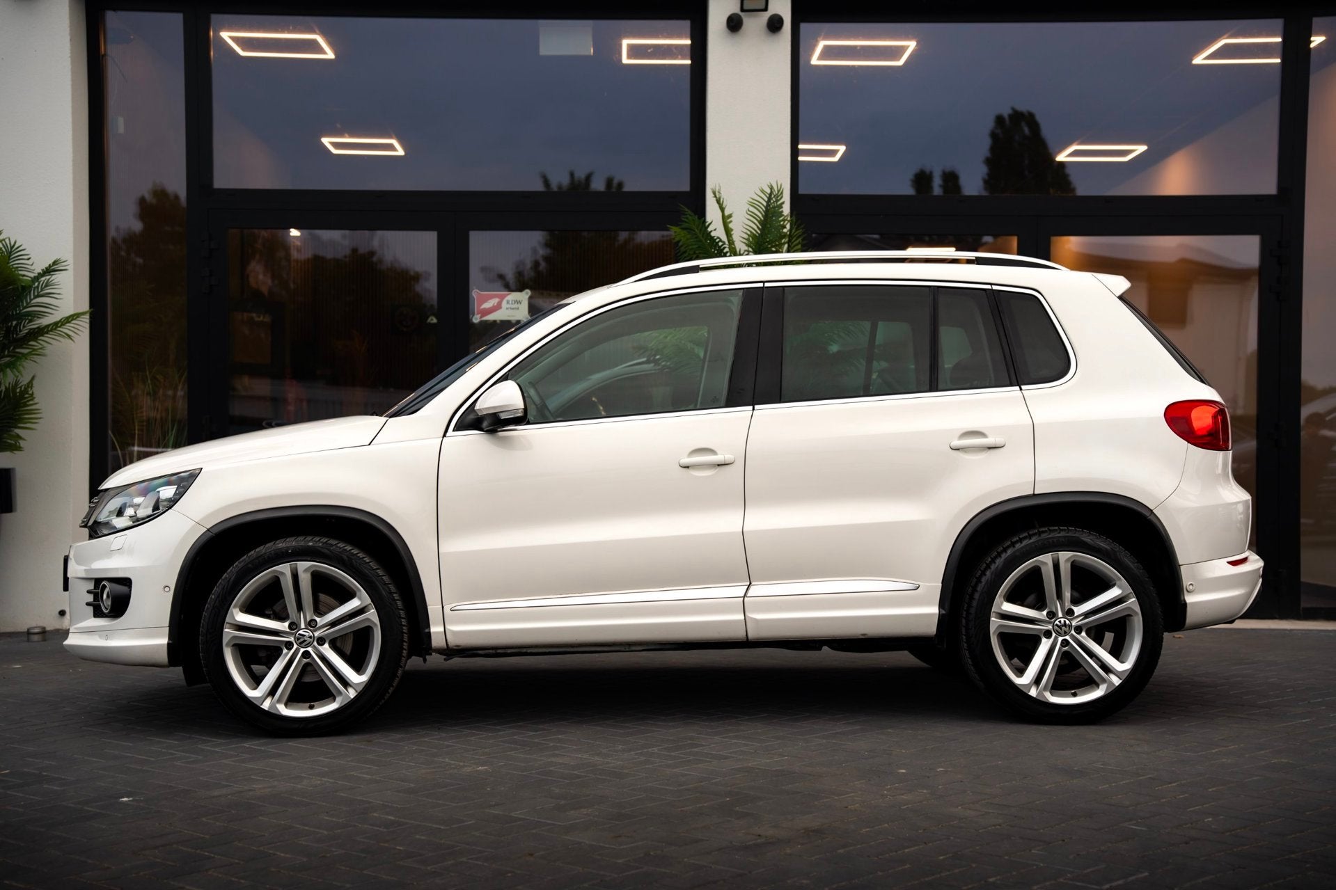 Volkswagen Tiguan 2.0 TSI Sport&Style 4Motion/R-Line/DSG/Xen, Dealer onderhouden, Gebruikt, Zwart, 4 cilinders