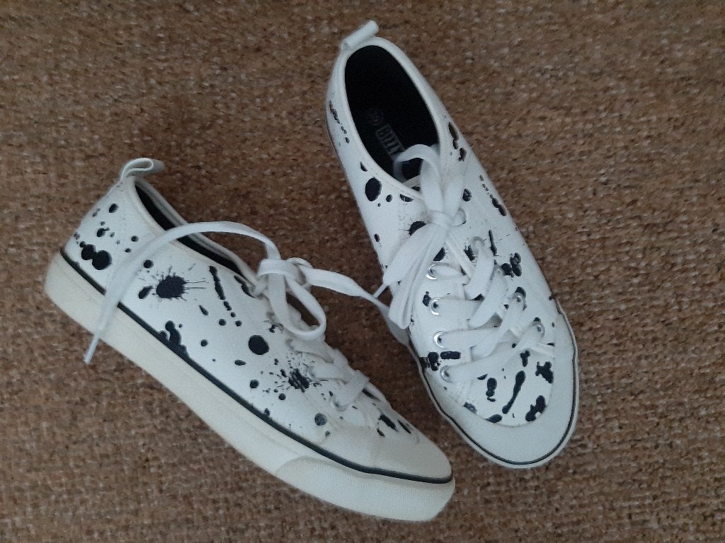 NIEUW - aparte wit/zwarte gympen Bizzy maat 39, Ophalen, Wit, Nieuw, Sneakers of Gympen