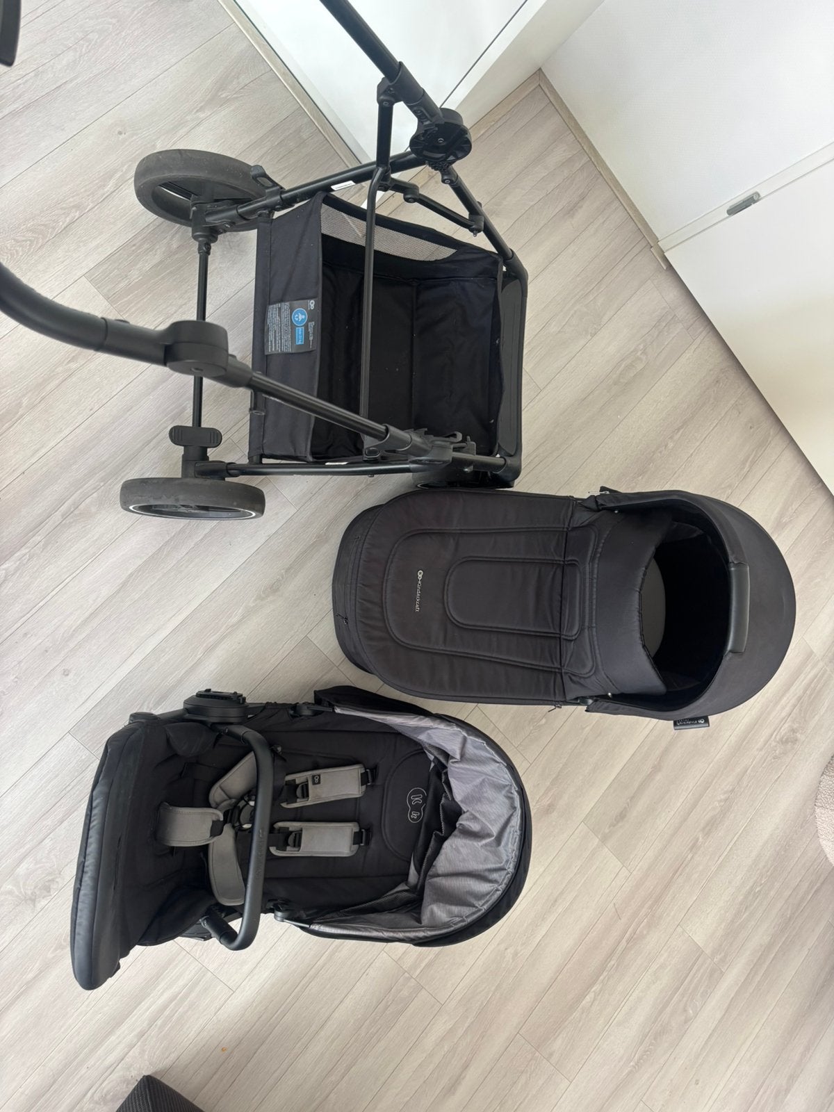 Foto 10 van Kinderkraft yoxi 2-in1 zwarte kinderwagen