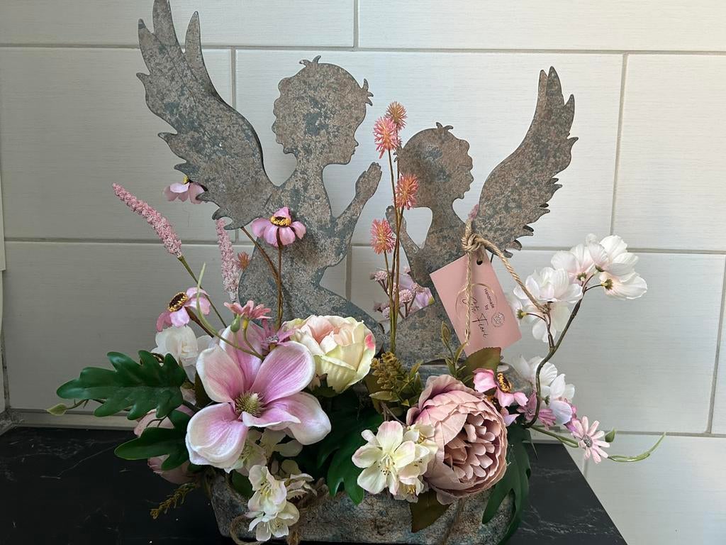 Bloemstuk met metalen engelen - Pastelkleuren., Huis en Inrichting, Woonaccessoires | Kunstplanten en Kunstbloemen, Ophalen of Verzenden