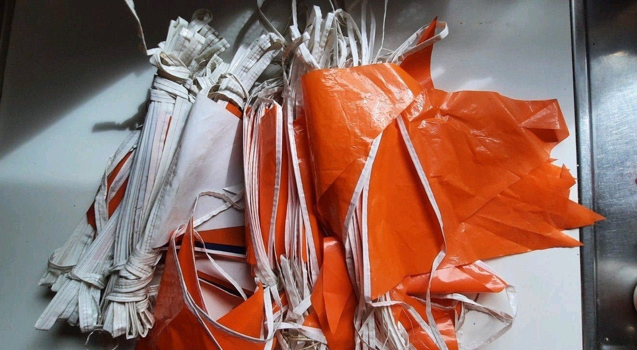Vlaggetjes voor oranjefeest, Ophalen, Gebruikt