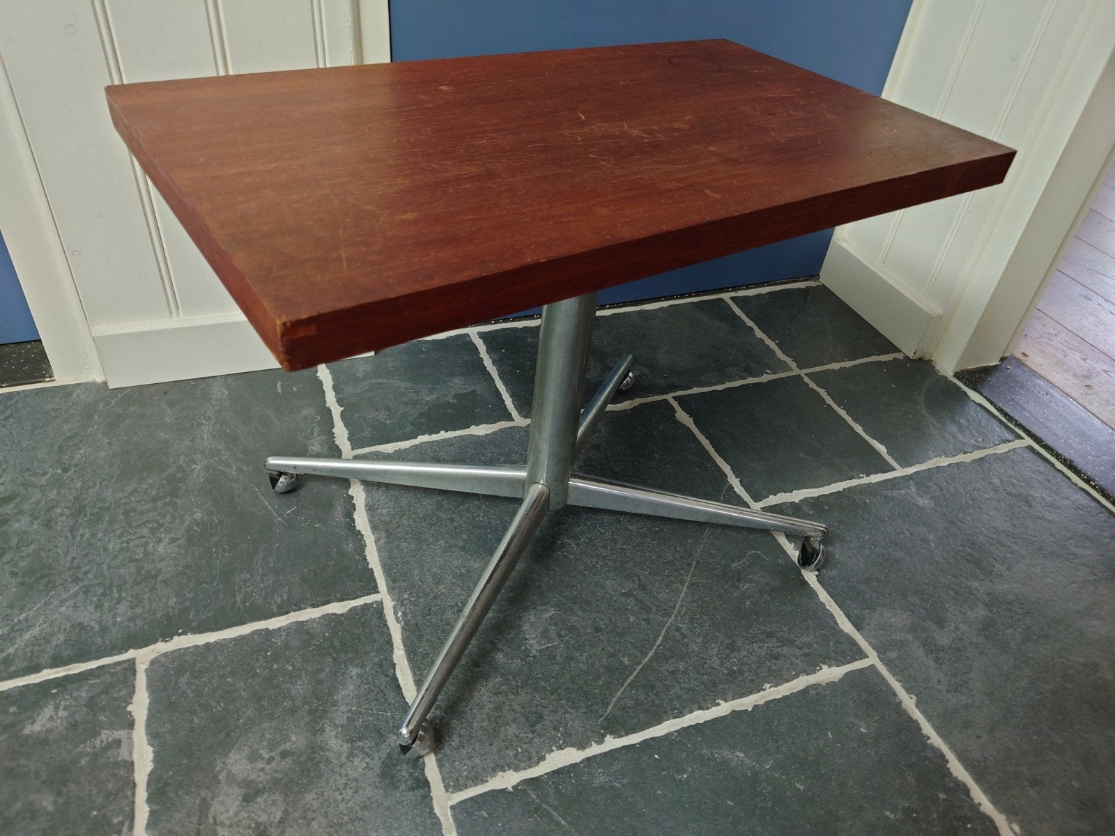 Retro / Vintage bijzettafel / salontafel 40B x 70L x 51H, Vintage / Landelijk / Industrieel, 55 tot 75 cm, Rechthoekig, Ophalen