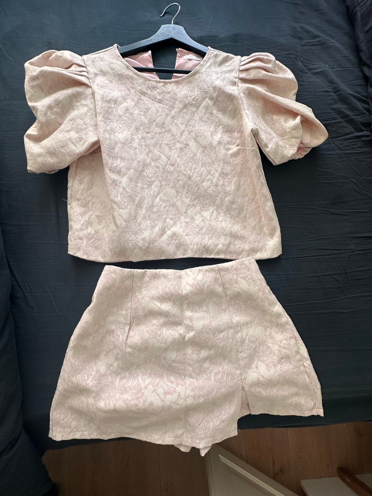 Roze tweedelige set met pofmouwen en rokje - Maat S/M, Ophalen of Verzenden, Roze, Maat 36 (S), Gedragen