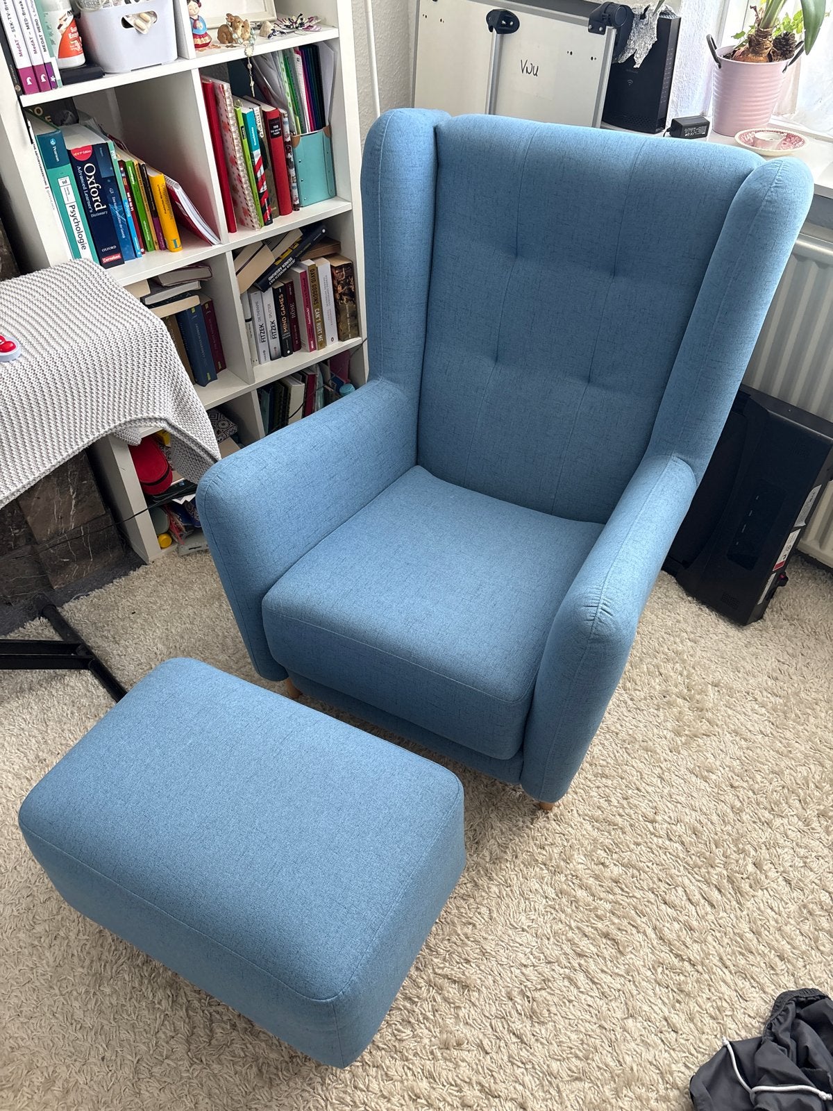Comfortabele blauwe fauteuil met voetenbankje, Huis en Inrichting, Ophalen, Kunststof, 75 tot 100 cm, Zo goed als nieuw